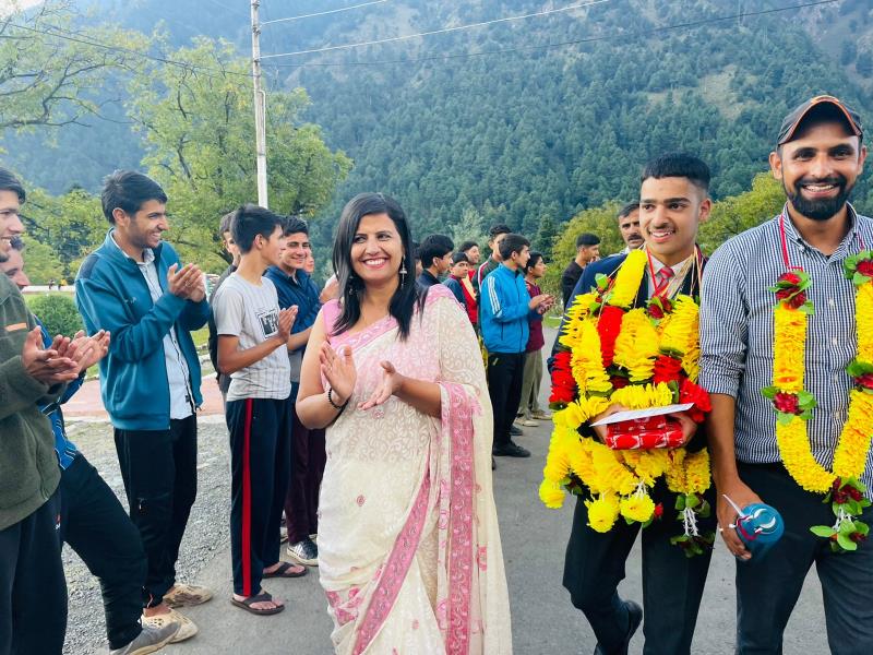  Inter AGPS/AGS Debate Competition.Naved up Hasan from AGPS Pahalgam representing Victor Force secured Ist position against the motion on the topic 